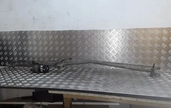 Front wiper linkage