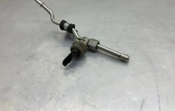 BMW 5 E60 E61 Fuel injector supply line/pipe 7547883