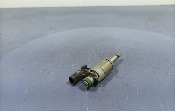 Skoda Fabia Mk3 (NJ) Fuel injector 04E906036T