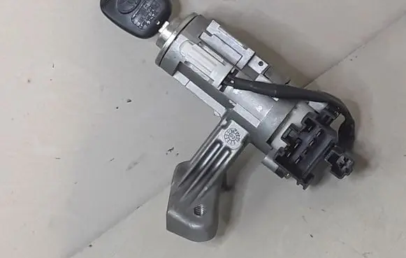 Toyota Corolla E120 E130 Ignition lock 45020024