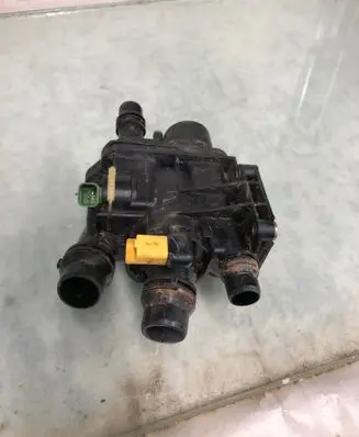 Thermostat/thermostat housing