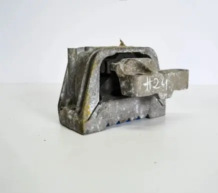 Audi A4 S4 B7 8E 8H Engine mount bracket 1K0199262M