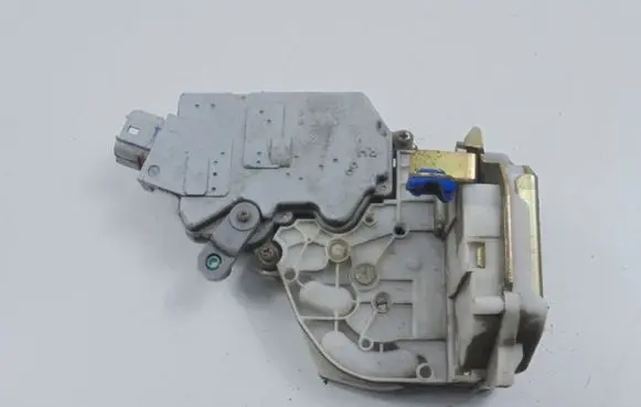 Nissan Primera Rear door lock