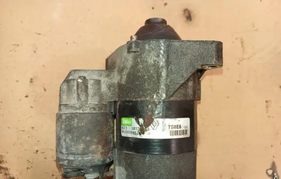Renault Clio III Starter motor 8200369521 820036952