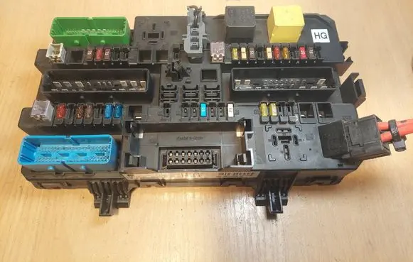 Opel Zafira B Central body control module 13206759