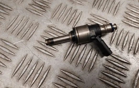 Audi Q7 4M Fuel injector 06C906036D