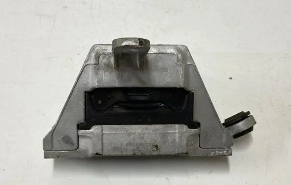 Opel Insignia A Engine mount bracket