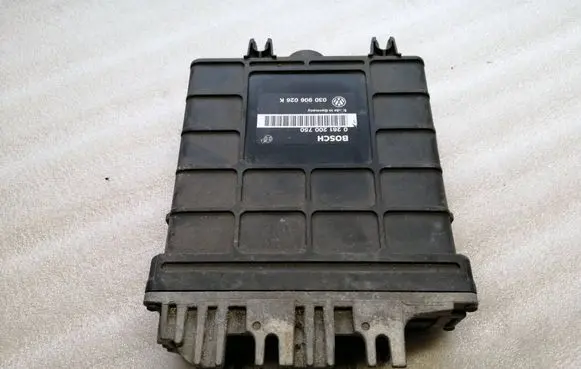 Volkswagen Golf III Engine control unit/module 030906026K 0261200750