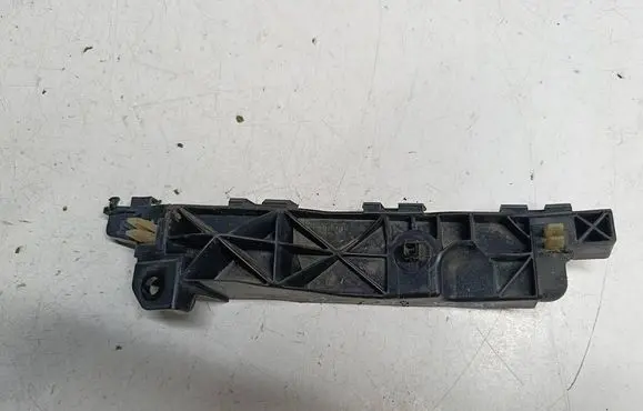 Front bumper mounting bracket