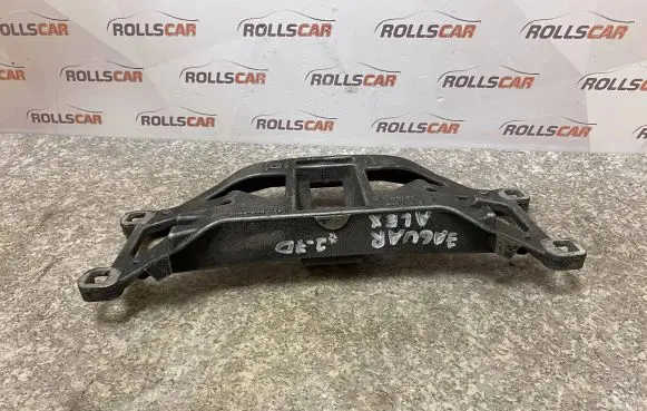 Engine mounting bracket