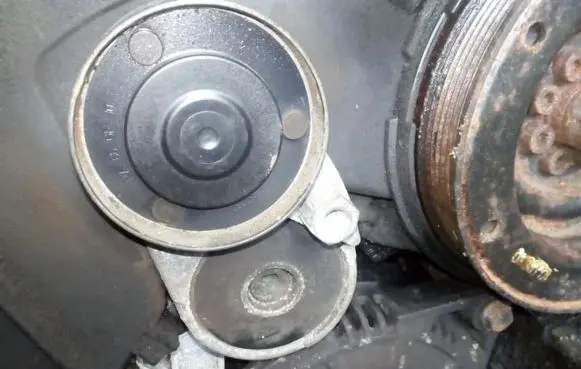 Audi A8 S8 D2 4D Generator/alternator belt tensioner