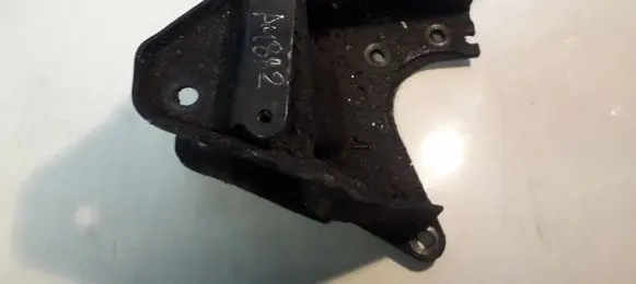 Volvo S40, V40 Engine mounting bracket