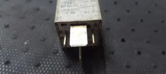 Volkswagen PASSAT B5 Other relay 8D0951253