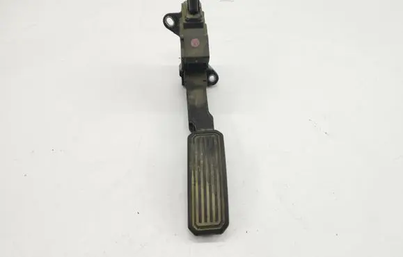 Accelerator throttle pedal