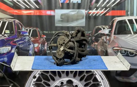 BMW 2 F46 Rear brake caliper 6798958