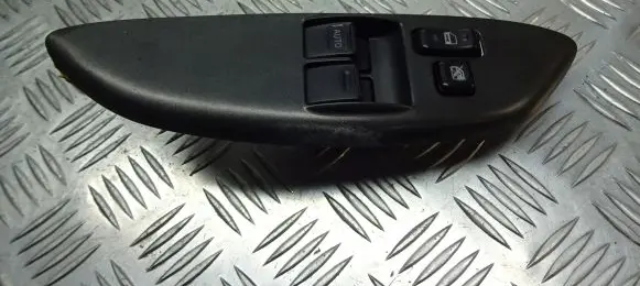 Toyota Yaris Front door window switch trim 