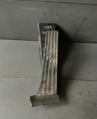 Accelerator throttle pedal