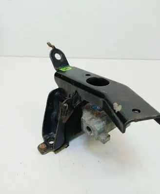 Toyota Yaris Engine mounting bracket