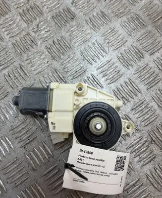 Mercedes-Benz C W204 Front door window regulator motor 0130822502