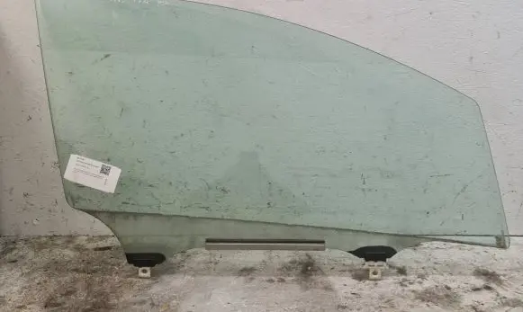 Toyota Auris 150 Front door window glass four-door 