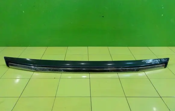 Land Rover Freelander 2 - LR2 Rear light center trim bar blend 
