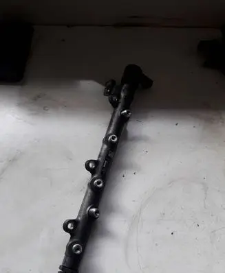 BMW 3 E92 E93 Fuel distributor 0445214030