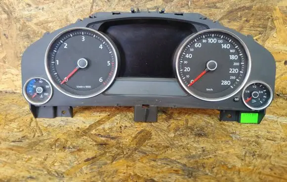 Volkswagen Touareg II Speedometer (instrument cluster) 7P6920881G 0263677076
