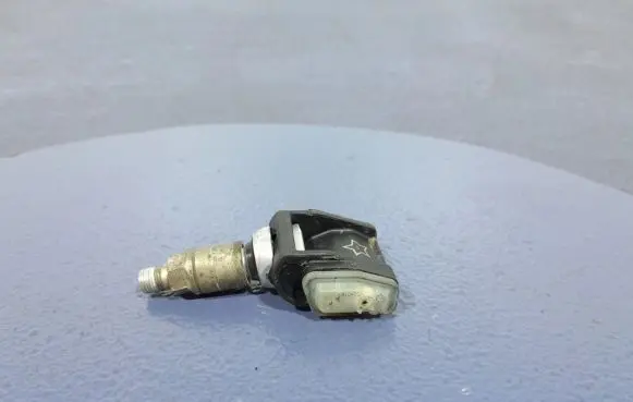BMW 7 G11 G12 Tire pressure sensor 6872774
