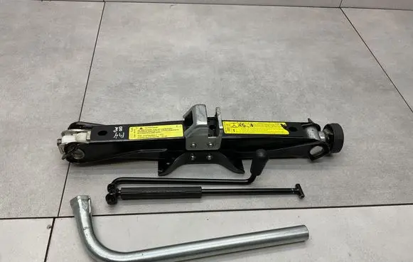 Audi A4 S4 B8 8K Lift Jack 8K0011031G