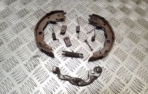 Nissan Qashqai Handbrake/parking brake pads 