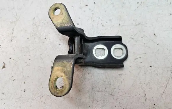 Chevrolet Trax Front door upper hinge