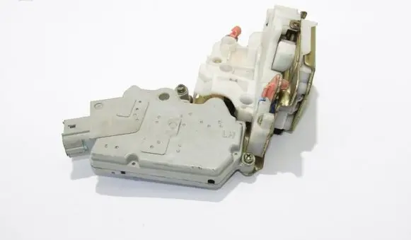 Nissan Primera Front door lock