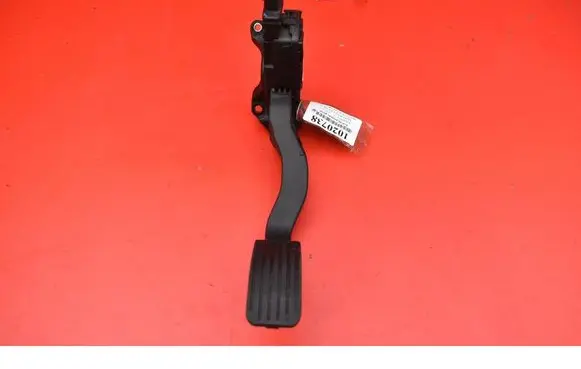 Accelerator throttle pedal