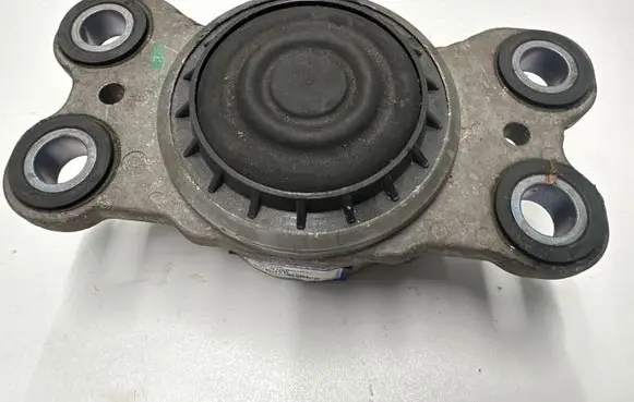 Volvo S60 Engine mount bracket 31252709 31262709