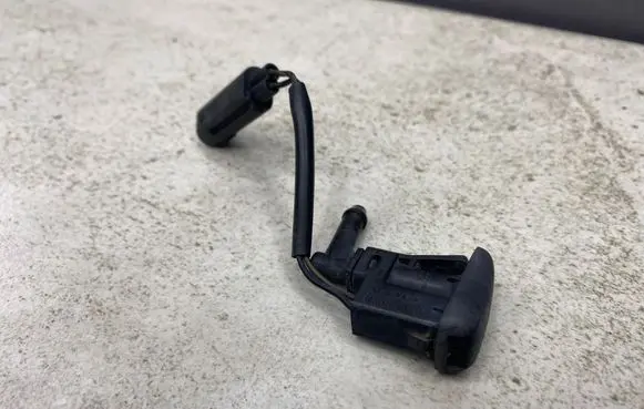 Windshield washer spray nozzle