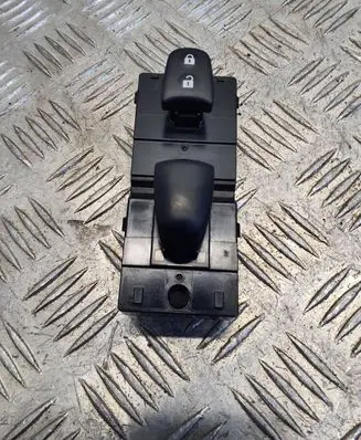 Nissan Qashqai Electric window control switch