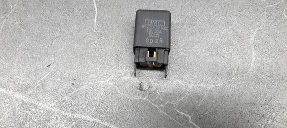 Hyundai Accent V Fuel pump relay 95220-22100