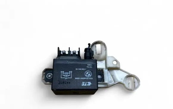 BMW M5 F90 Coolant fan relay 6836504 2332A201A024