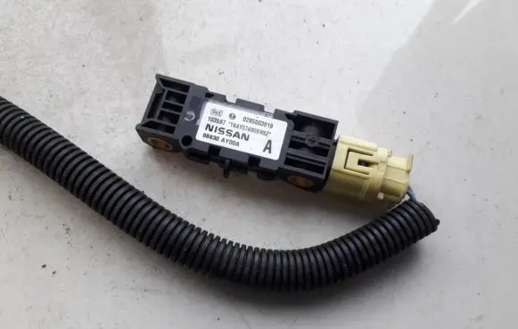 Nissan Note (E11) Airbag deployment crash/impact sensor 98830ay00a 0285003019