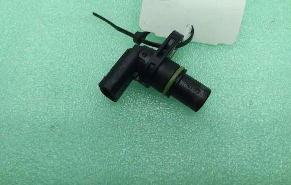 Volkswagen Golf VII Camshaft speed sensor 04C907601A
