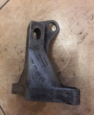 Volkswagen PASSAT B3 Gearbox mounting bracket 357199353A