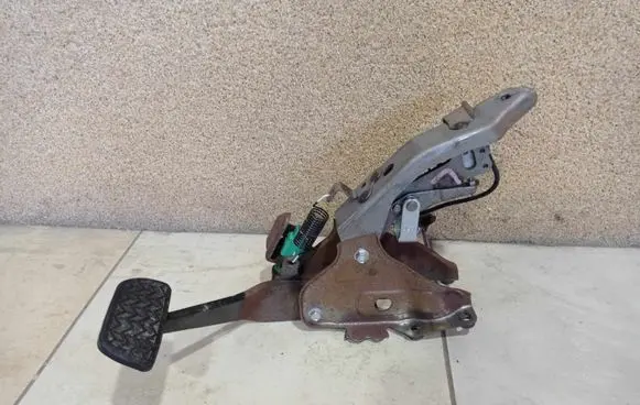 Toyota Sienna XL30 III Brake pedal 4711008031