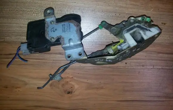 Mitsubishi Colt Front door lock 1528006030
