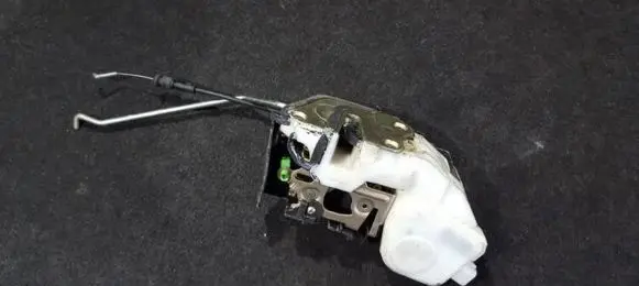 Mitsubishi Pajero Front door lock
