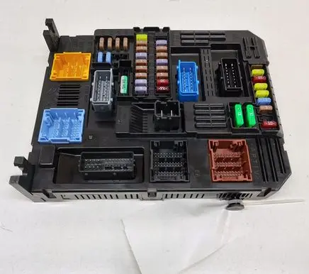 Opel Crossland X Fuse module 9832880680