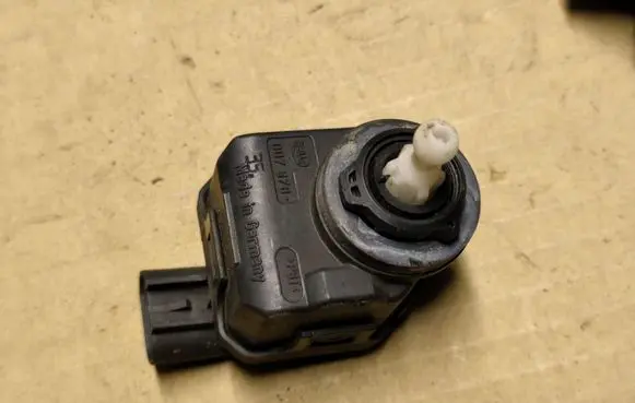 Chrysler PT Cruiser Headlight level adjustment motor 007878
