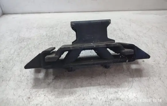 Mitsubishi L200 Engine mount bracket