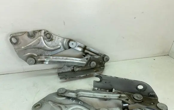 Volkswagen Golf Plus Engine bonnet/hood hinges 5M0823302 5M0823301