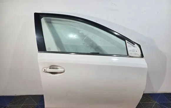 Toyota Auris E180 Front door 