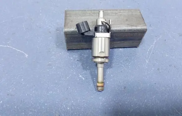 Mazda CX-5 Fuel injector PE134250B
